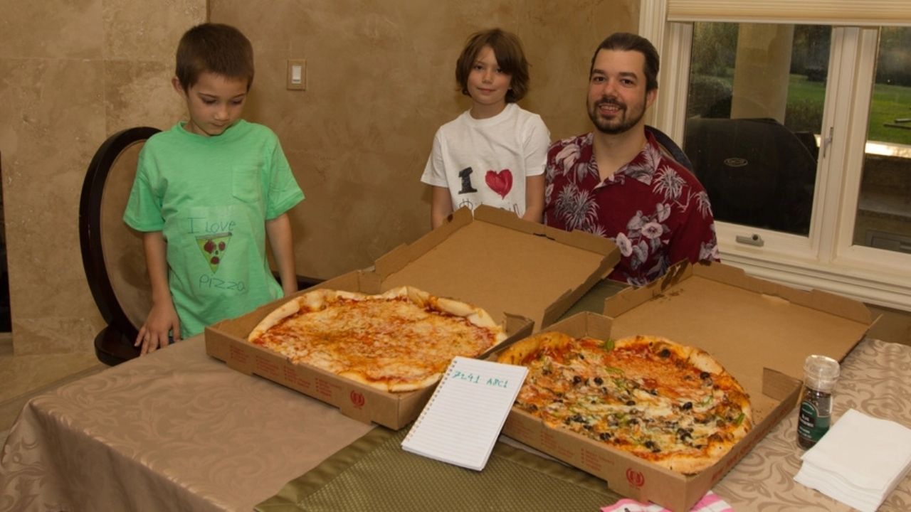 Photo Laszlo et ses enfants mangeant de la pizza